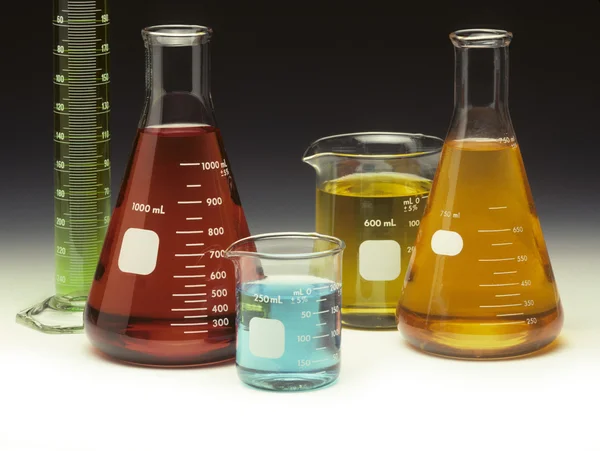 Objectos de vidro científicos cheios de líquidos — Fotografia de Stock