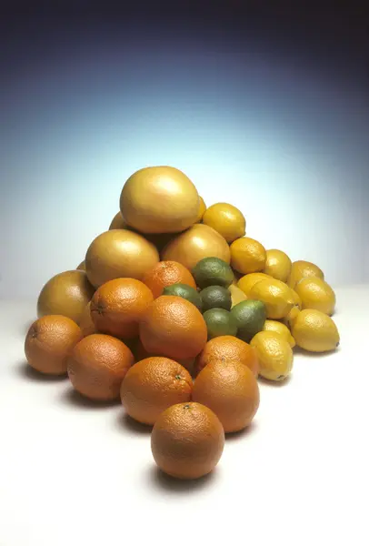 Pile of citrus fruit — Stock Photo, Image