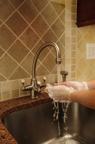 Lavarse las manos en un lavabo — Foto de Stock