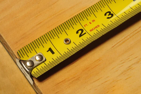 Fita métrica amarela medição de madeira — Fotografia de Stock