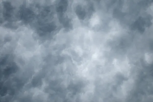 Nuvens escuras mais claras em direção ao centro — Fotografia de Stock