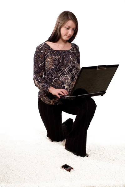 Девушка работает за компьютером — стоковое фото