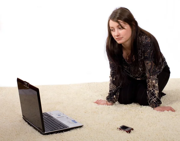 Девушка работает за компьютером — стоковое фото