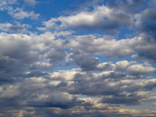 Небесный пейзаж с дождевыми облаками — стоковое фото
