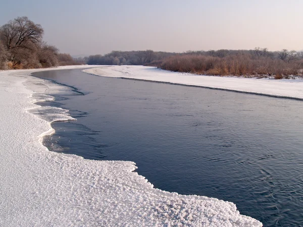 Floden ussuri på vintern morgonen — Stockfoto