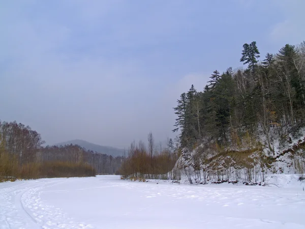 Auf dem Eis des gefrorenen Flusses — Stockfoto