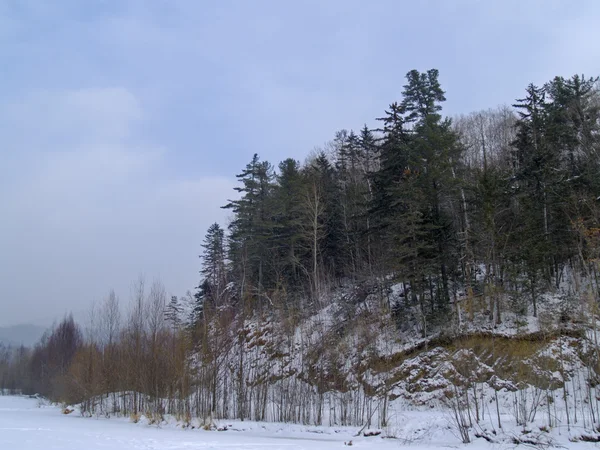 Na lodzie zamarznięta rzeka — Zdjęcie stockowe