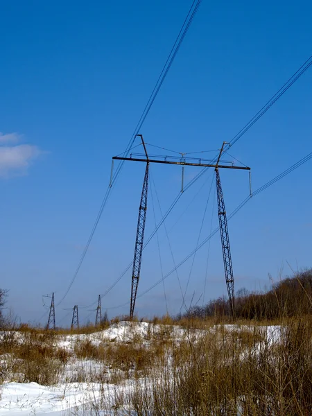 Het landschap met elektrische stroom lijn — Stockfoto