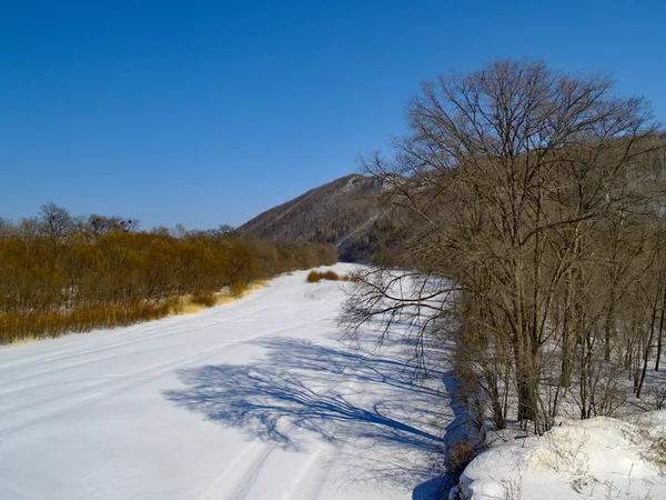El paisaje invernal - el río, las montañas —  Fotos de Stock