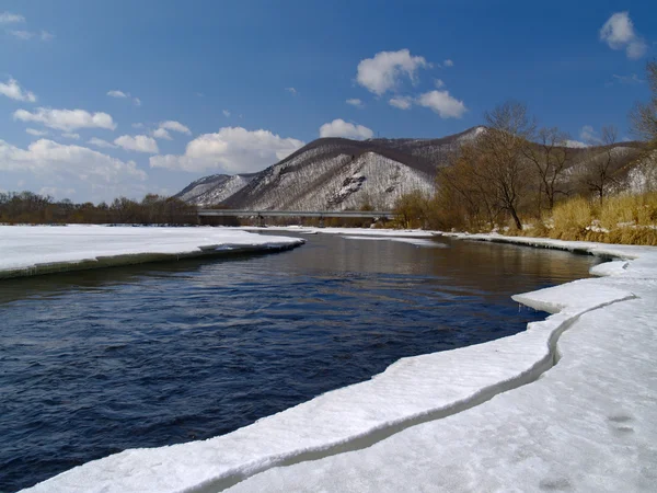 最後の氷が川の上 — ストック写真