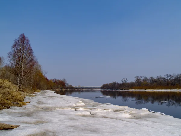 O último gelo no rio — Fotografia de Stock