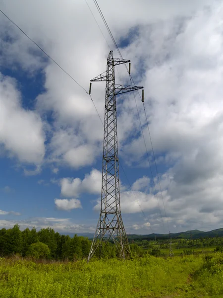 De toren van elektrische stroom lijn — Stockfoto