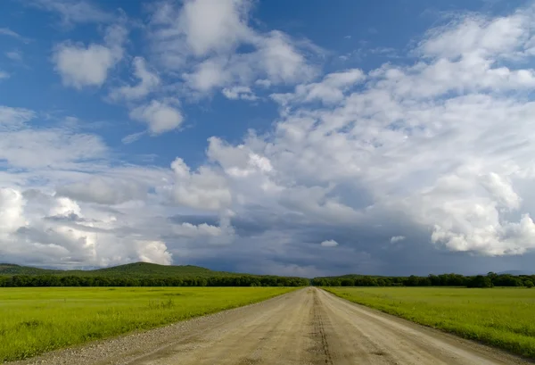 Droga w podłogi w pochmurne niebo — Zdjęcie stockowe