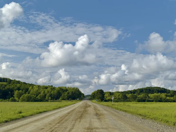 Vägen i golv under molnig himmel — Stockfoto