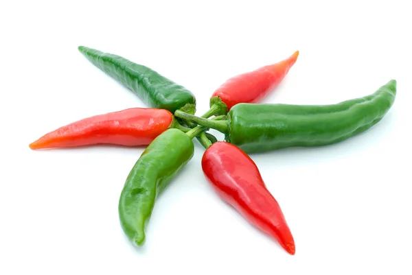 Några röda och gröna chili paprika — Stockfoto