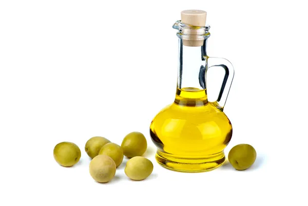 Decanter con olio d'oliva e olive vicino — Foto Stock