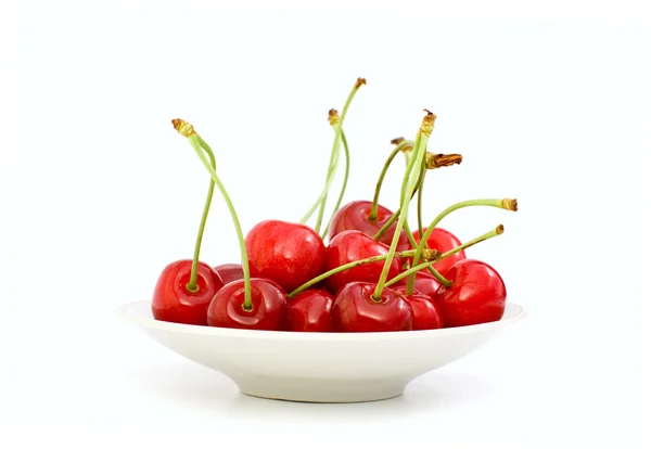 Platillo lleno de cerezas rojas — Foto de Stock