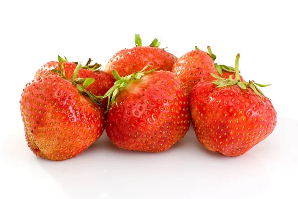 Quelques savoureuses fraises rouges mûres — Photo