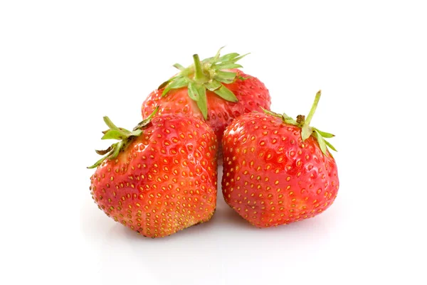 Trois savoureuses fraises rouges mûres — Photo