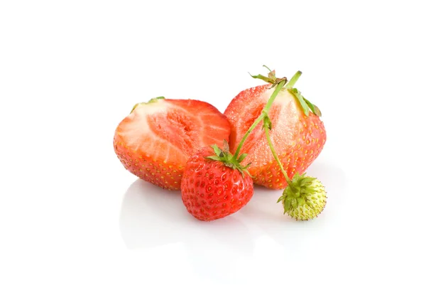 Des fraises. Entier et tranché — Photo