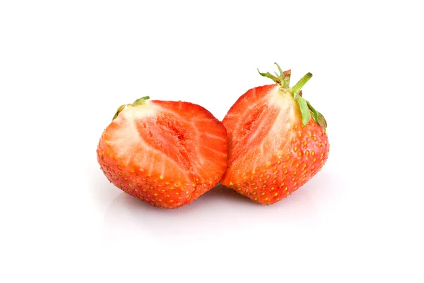Savoureuse fraise rouge mûre coupée en deux — Photo