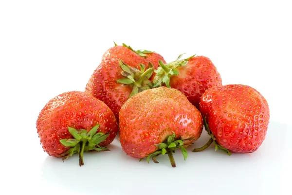 Quelques savoureuses fraises rouges mûres — Photo