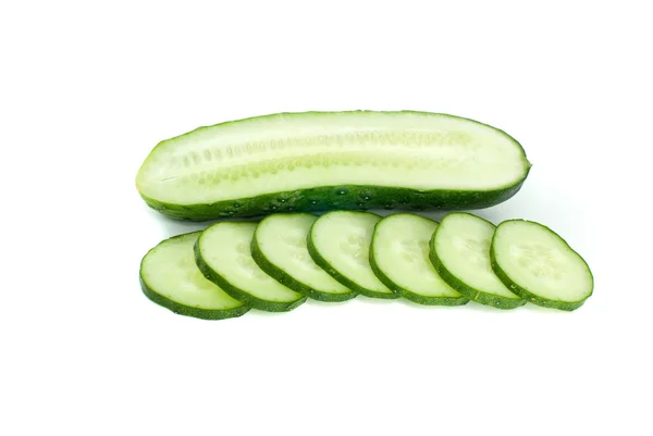 De helft van komkommer en enkele segmenten — Stockfoto