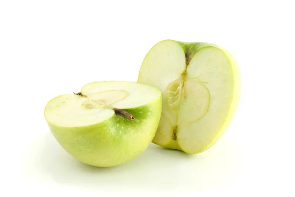 Zwei grüne Apfelhälften — Stockfoto
