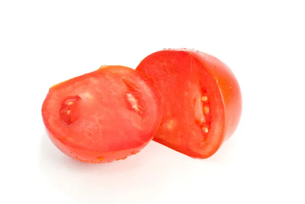 Zralé rajče nakrájíme na poloviny — Stock fotografie