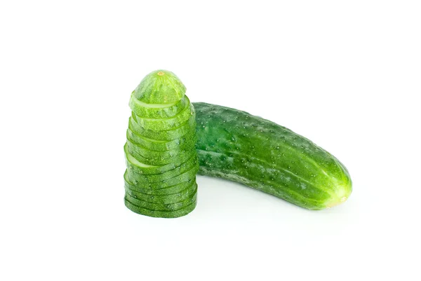 Hele komkommer en enkele segmenten — Stockfoto