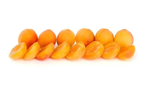 Quelques abricots entiers et quelques moitiés — Photo