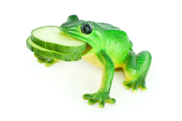 黄瓜片在嘴里的玩具青蛙 — 图库照片