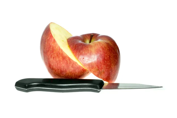 Нарезанное красное яблоко и нож — стоковое фото