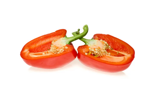 Röd paprika skära på hälften — Stockfoto
