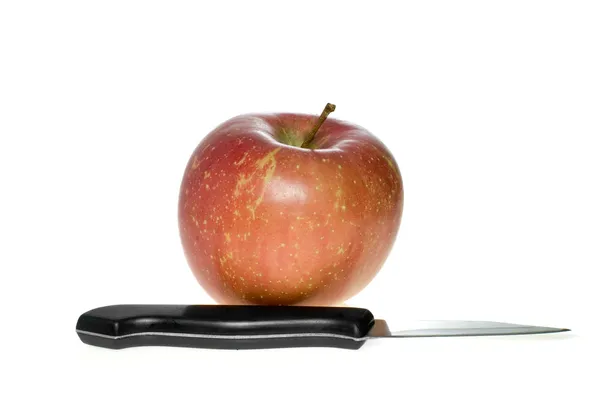 Manzana roja y cuchillo de acero pequeño —  Fotos de Stock