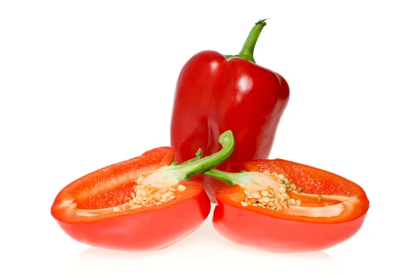 Hela röd paprika och två halvor — Stockfoto