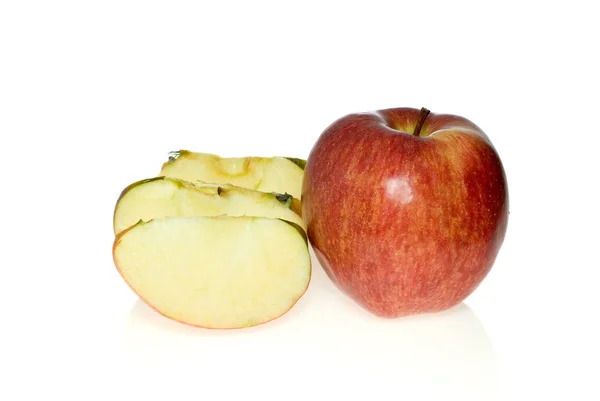 Одне ціле червоне яблуко і кілька скибочок — стокове фото