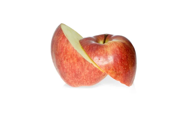 Червоне яблуко нарізане на половину — стокове фото