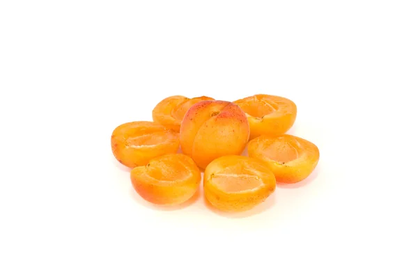 Целый абрикос и куски — стоковое фото
