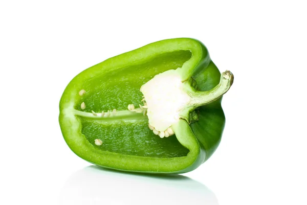 Die Hälfte der grünen Paprika — Stockfoto