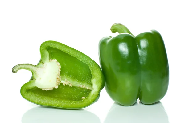 Zelené papriky a polovinu — Stock fotografie