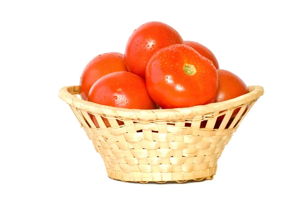 Cesta de vime com tomates — Fotografia de Stock