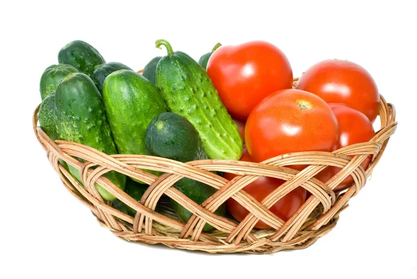 Flätad korg med grönsaker — Stockfoto