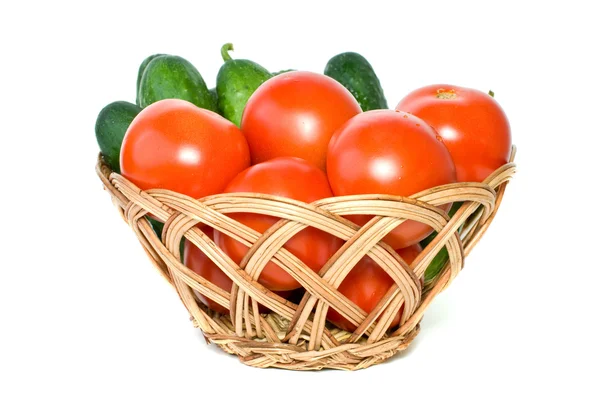 Cesto con pomodori e cetrioli — Foto Stock