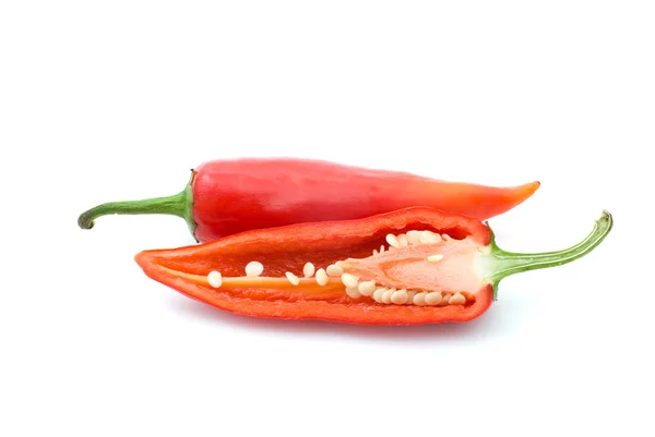 Ακέραια και μισή κόκκινη καυτερή πιπεριά — Φωτογραφία Αρχείου