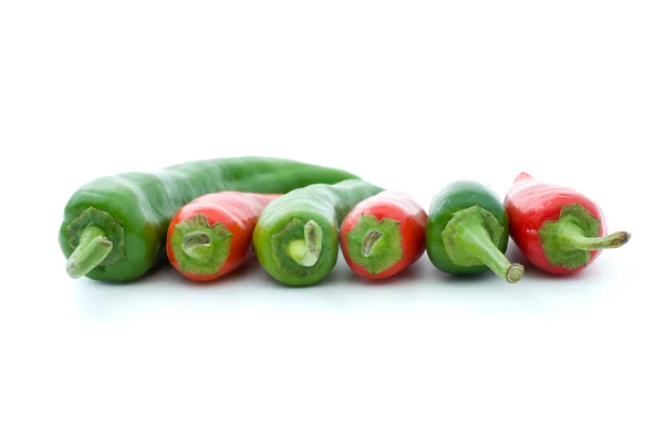 Några röda och gröna varm paprika — Stockfoto