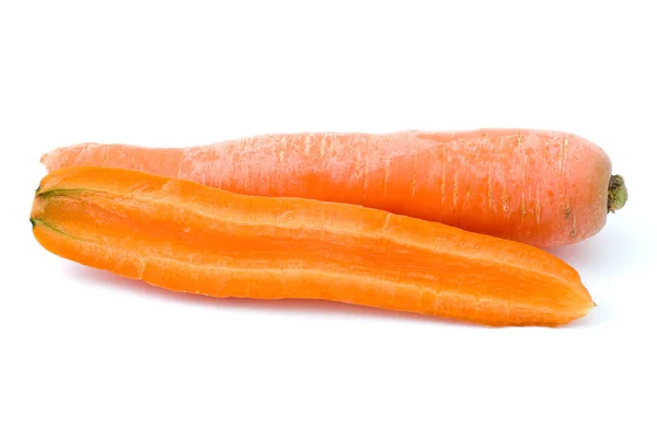 Ώριμα φρέσκα καρότα μακρά και κατά το ήμισυ — Φωτογραφία Αρχείου