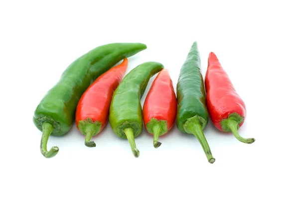 Algunos pimientos rojos y verdes picantes — Foto de Stock