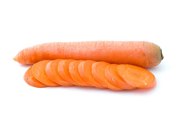 Zanahoria larga fresca madura y algunas rebanadas — Foto de Stock