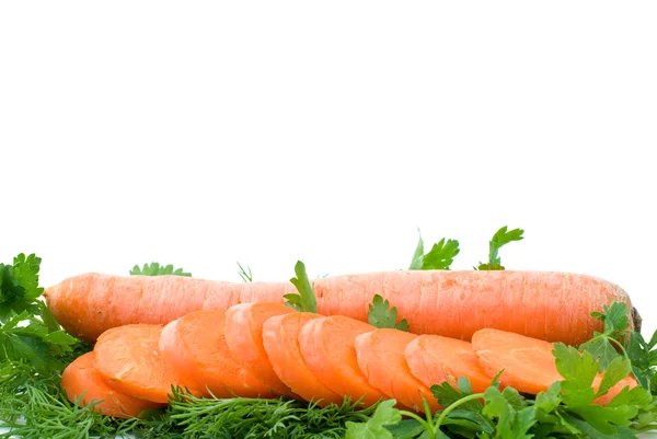 Trancher la carotte sur un peu de persil — Photo